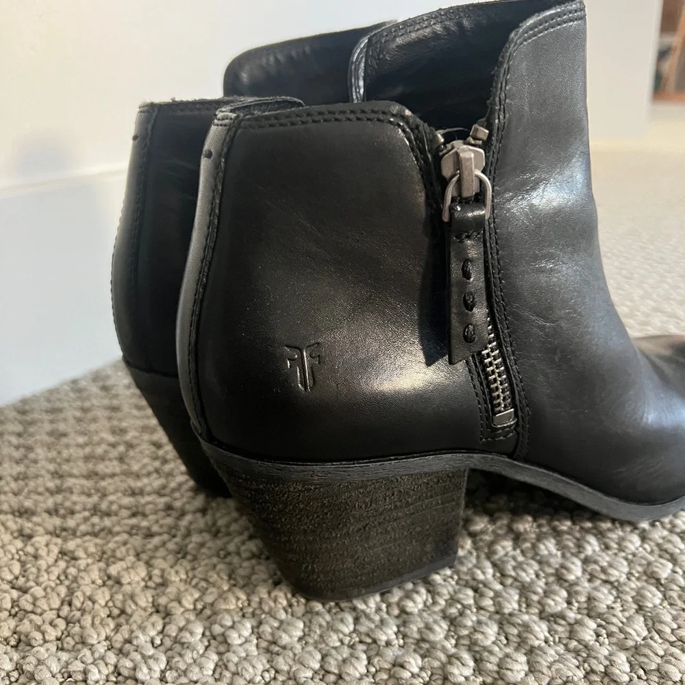 FRYE Elegant Black Leather Ankle Booties - Picture 2 of 7